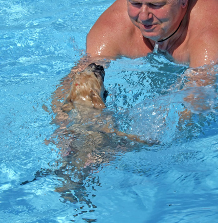 Ylena-o-Chris-in-the-pool.jpg